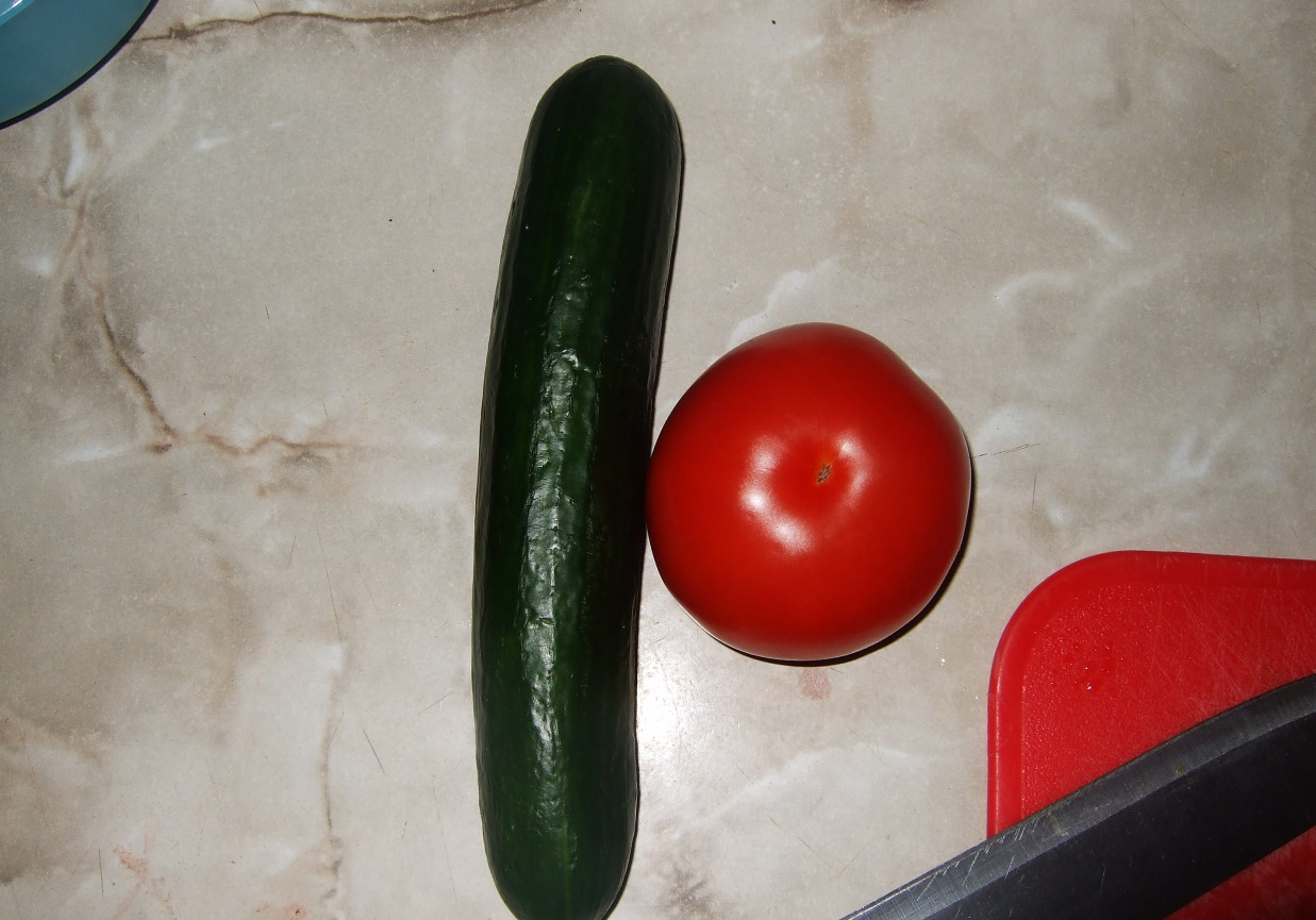 Sałatka z pomidora, ogórka i sałaty w sosie czosnkowym foto