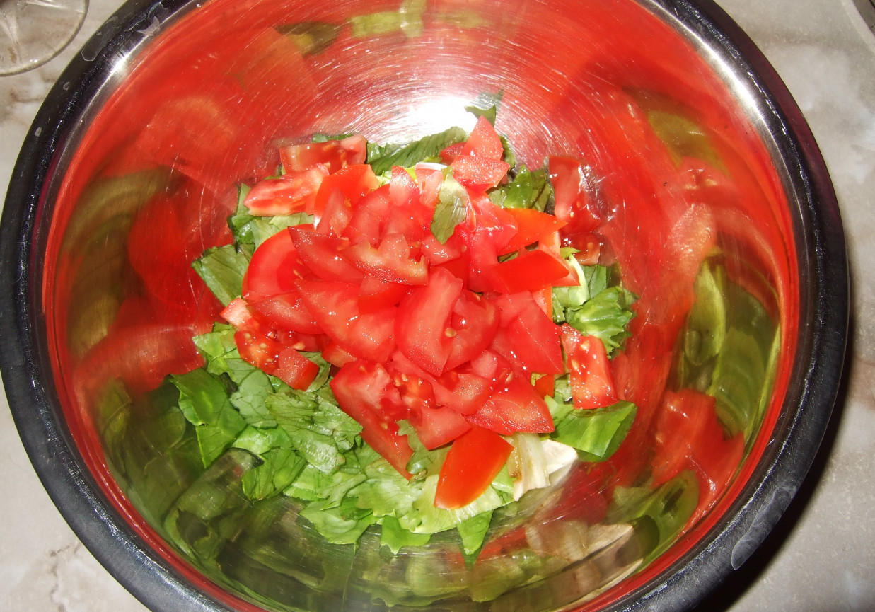 Sałatka z pomidora, ogórka i sałaty w sosie czosnkowym foto
