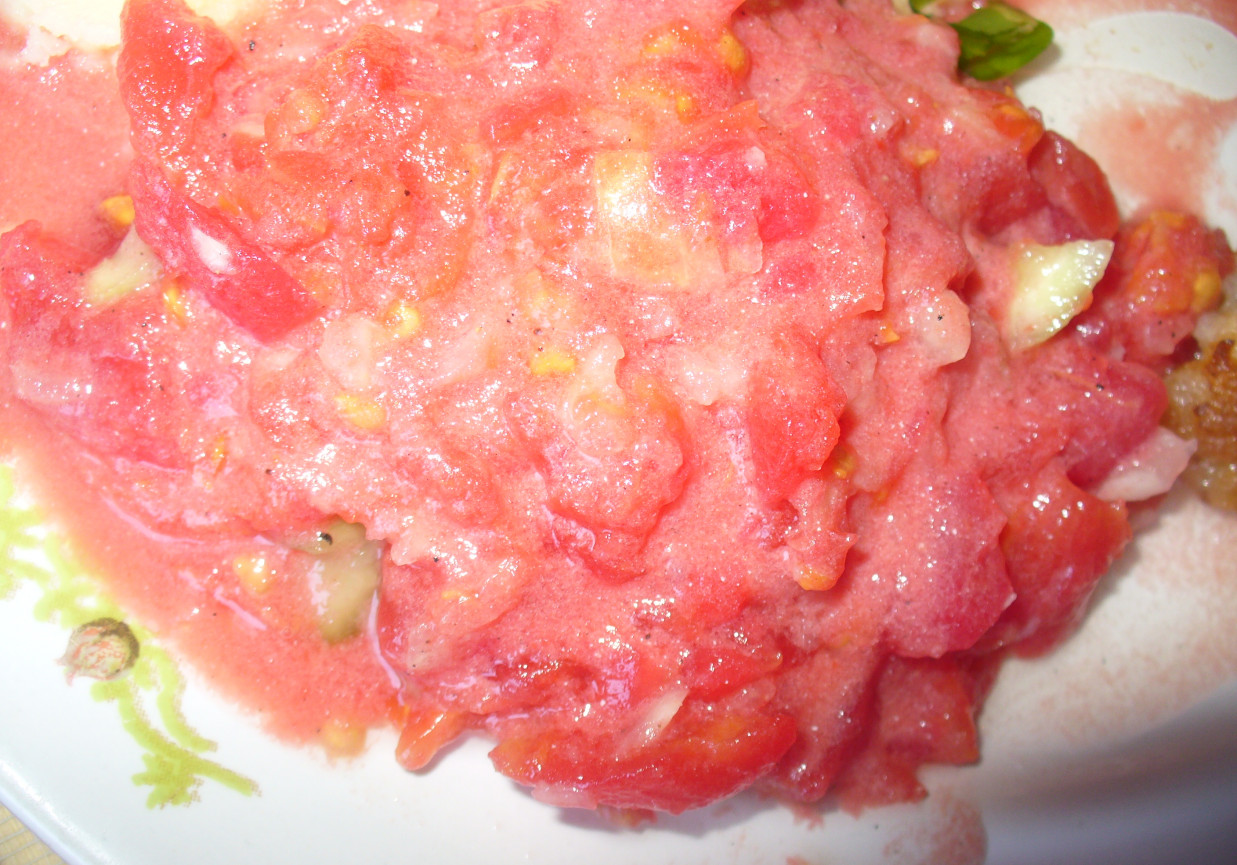 Sałatka z pomidora z ziemniakami i kotletam  foto