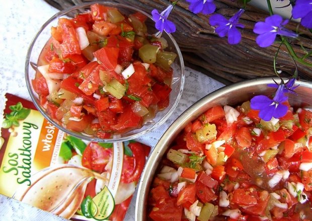 Fotografia przedstawiająca sałatka z pomidorami...