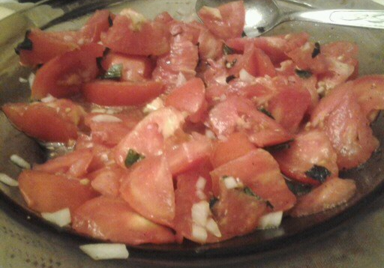 Sałatka z pomidorami, bazylią i cebulka. foto
