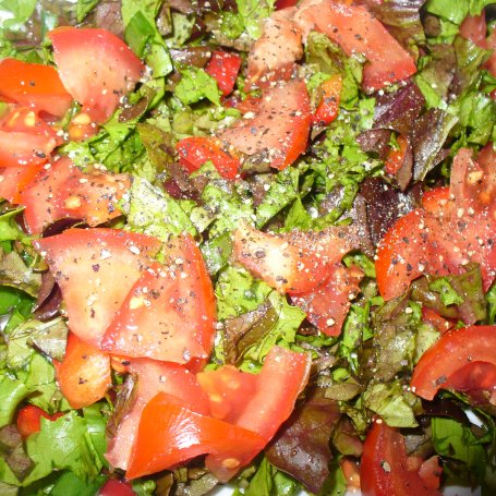 Krok 2 - Sałatka  z pomidorami , bazylią i papryką  foto