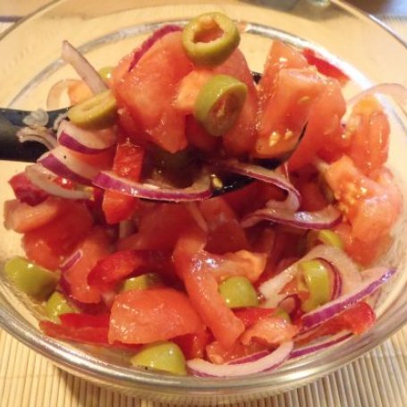 Krok 3 - Sałatka z pomidorami  i oliwkami foto
