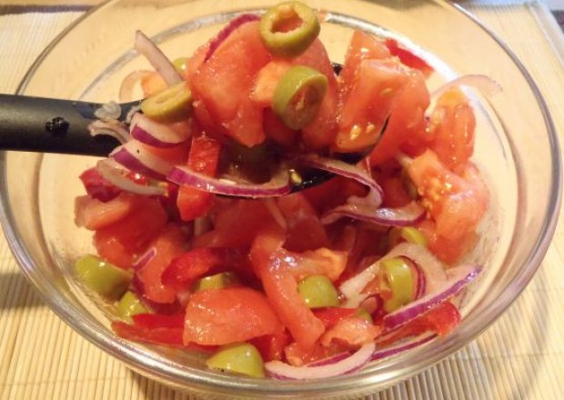Fotografia przedstawiająca Sałatka z pomidorami  i oliwkami