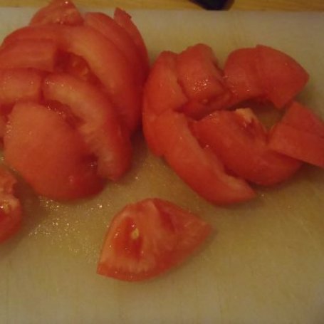 Krok 1 - Sałatka z pomidorami  i oliwkami foto