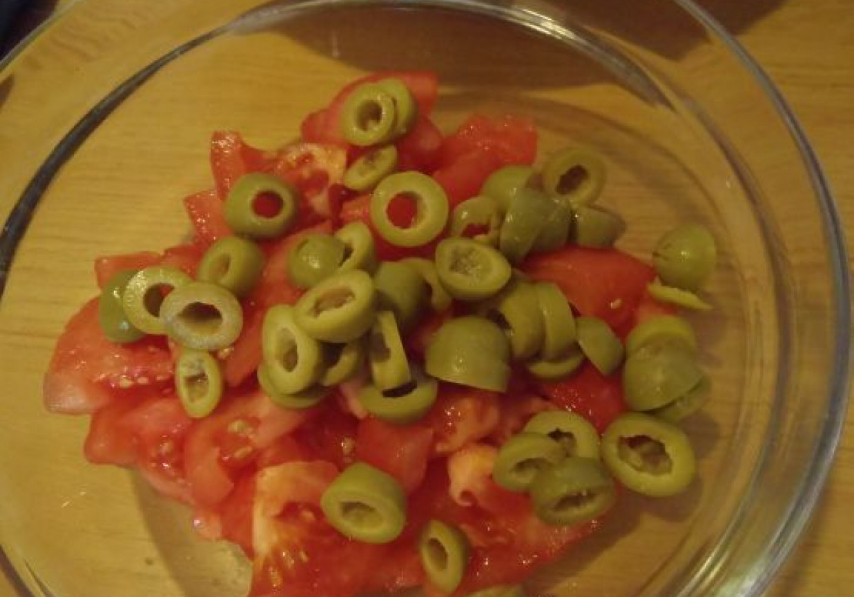 Sałatka z pomidorami  i oliwkami foto