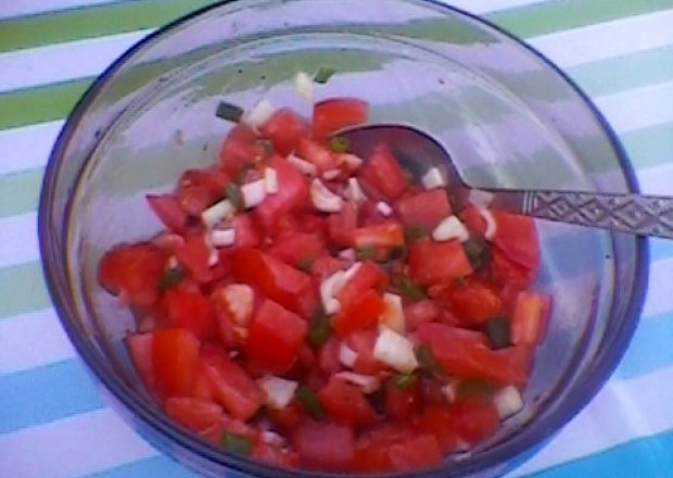 Fotografia przedstawiająca Sałatka z pomidorami i szczypiorkiem