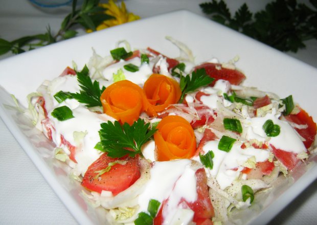 Fotografia przedstawiająca Sałatka z pomidorem do obiadu