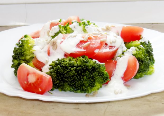 Fotografia przedstawiająca Sałatka z pomidorem i brokułem