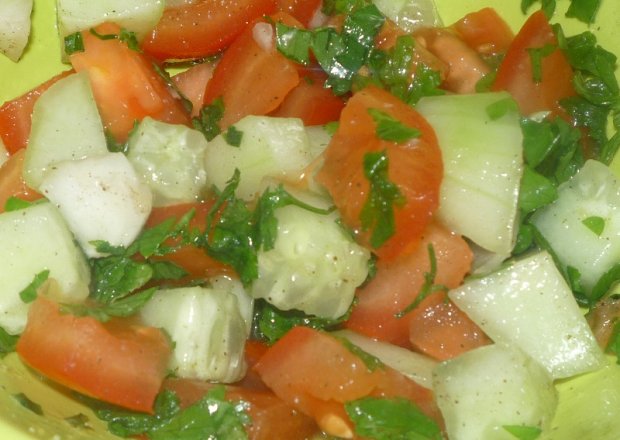 Fotografia przedstawiająca Sałatka z pomidorem i cebulą