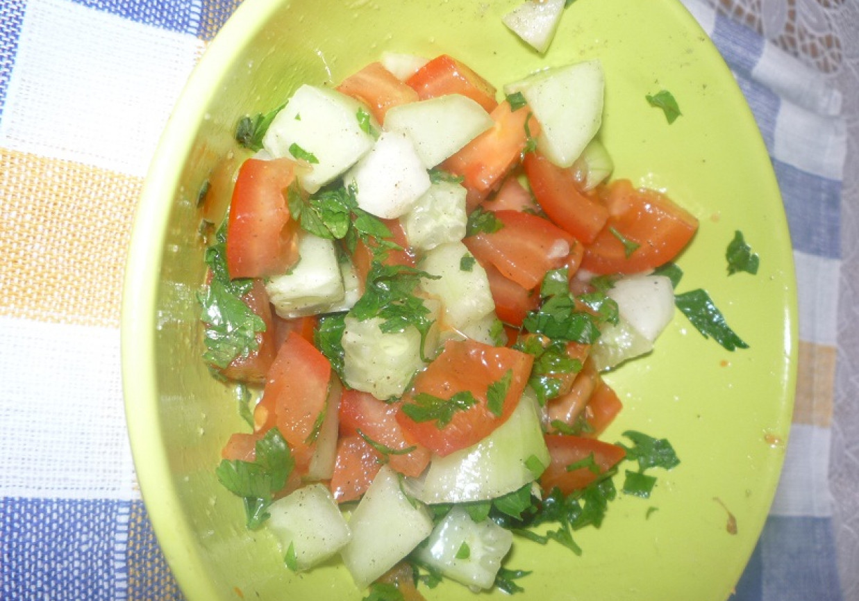 Sałatka z pomidorem i cebulą foto