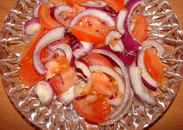Fotografia przedstawiająca Salatka z pomidorem i cebulką