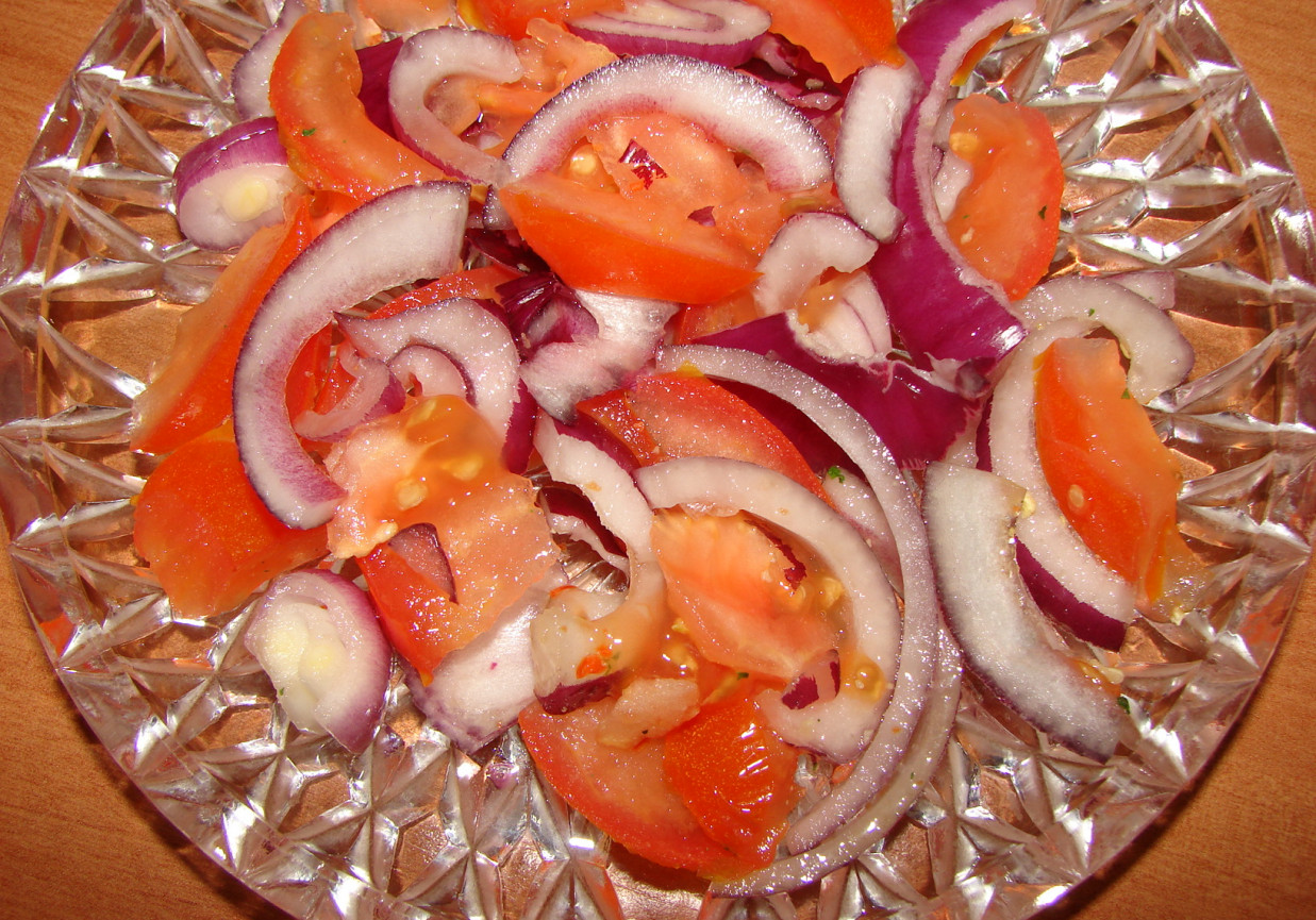 Salatka z pomidorem i cebulką foto