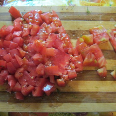 Krok 2 - Sałatka z pomidorem i koperkiem foto