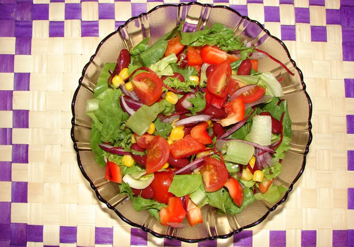 Sałatka z pomidorem i kukurydzą foto