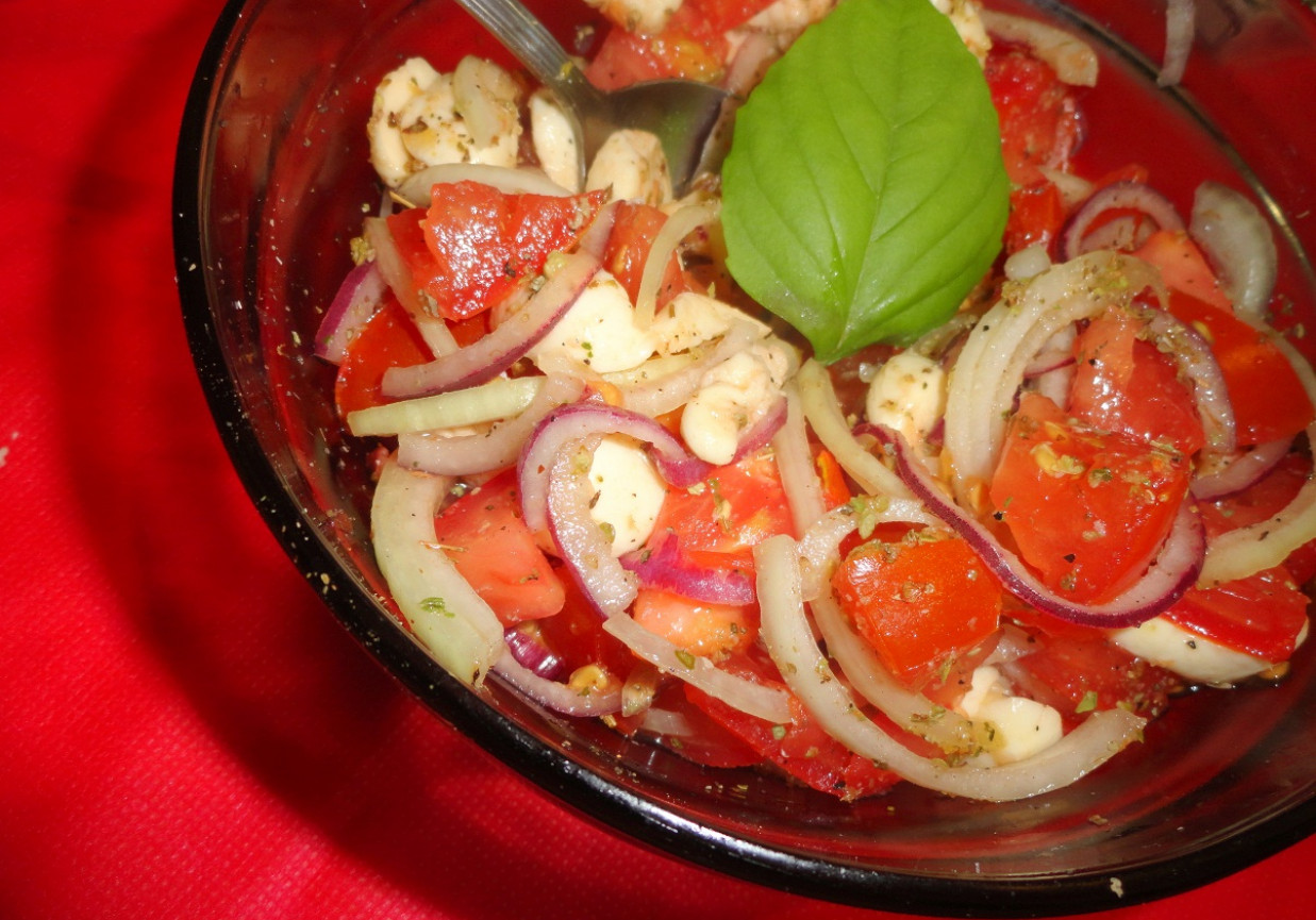 Sałatka z pomidorem i mozarellą foto