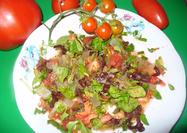Fotografia przedstawiająca Sałatka z pomidorem ,ogórkiem małosolnym , ananaserm i roszponką