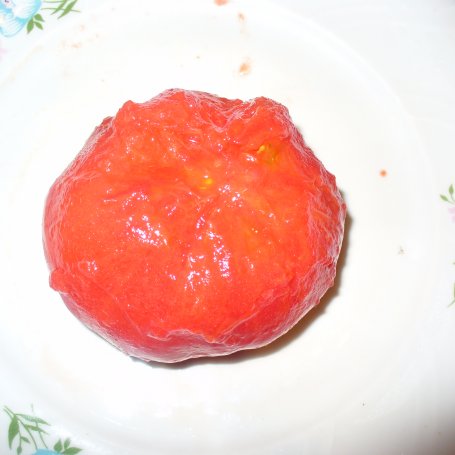 Krok 1 - Sałatka z pomidorem ,ogórkiem małosolnym , ananaserm i roszponką  foto