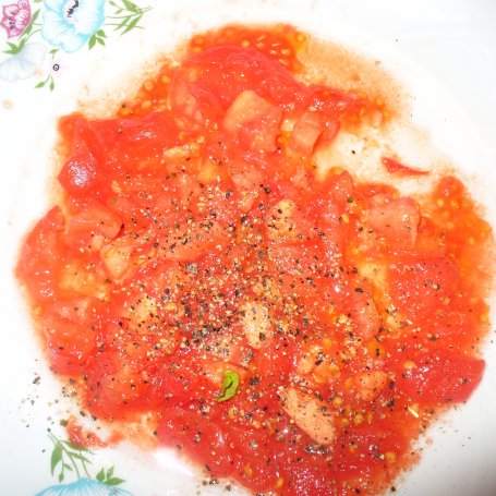 Krok 2 - Sałatka z pomidorem ,ogórkiem małosolnym , ananaserm i roszponką  foto