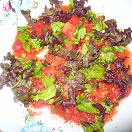 Krok 3 - Sałatka z pomidorem ,ogórkiem małosolnym , ananaserm i roszponką  foto