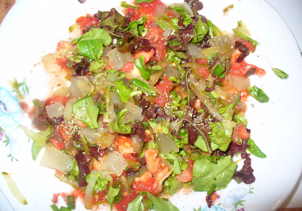 Sałatka z pomidorem ,ogórkiem małosolnym , ananaserm i roszponką  foto