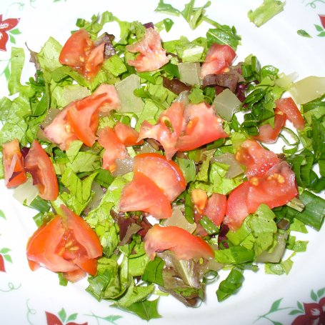 Krok 1 - Sałatka z pomidorem , papryką i oliwkami foto