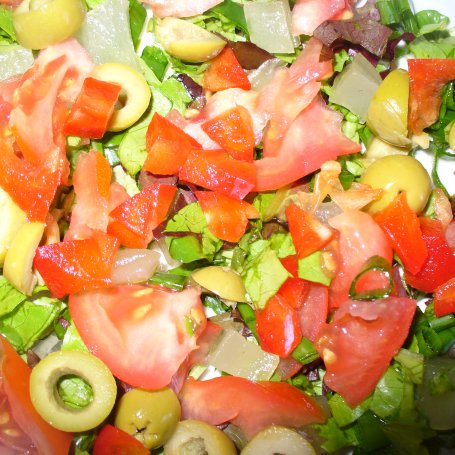 Krok 2 - Sałatka z pomidorem , papryką i oliwkami foto