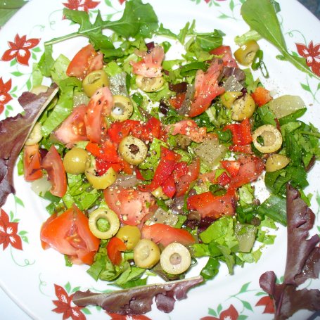 Krok 3 - Sałatka z pomidorem , papryką i oliwkami foto