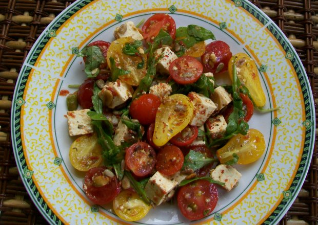 Fotografia przedstawiająca Sałatka z pomidorkami i tofu
