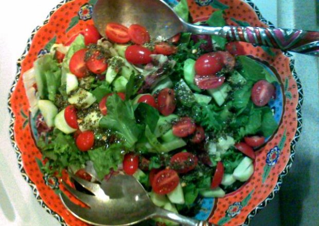 Fotografia przedstawiająca Sałatka z pomidorkami koktajlowymi i pikantną oliwą
