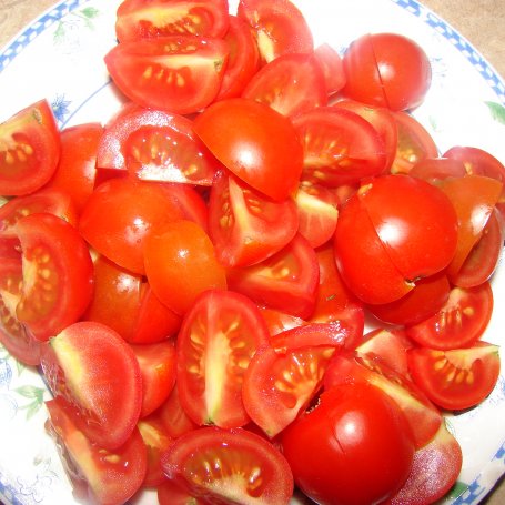 Krok 2 - Sałatka z pomidorkami w sosie czosnkowym foto