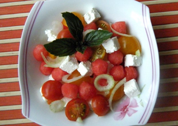 Fotografia przedstawiająca Sałatka z pomidorków, arbuza i sera