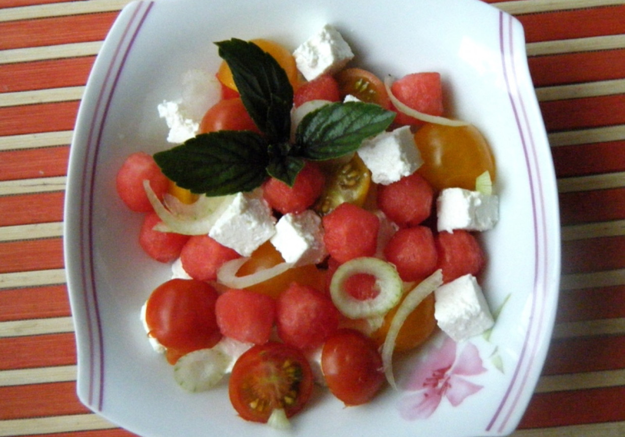 Sałatka z pomidorków, arbuza i sera foto