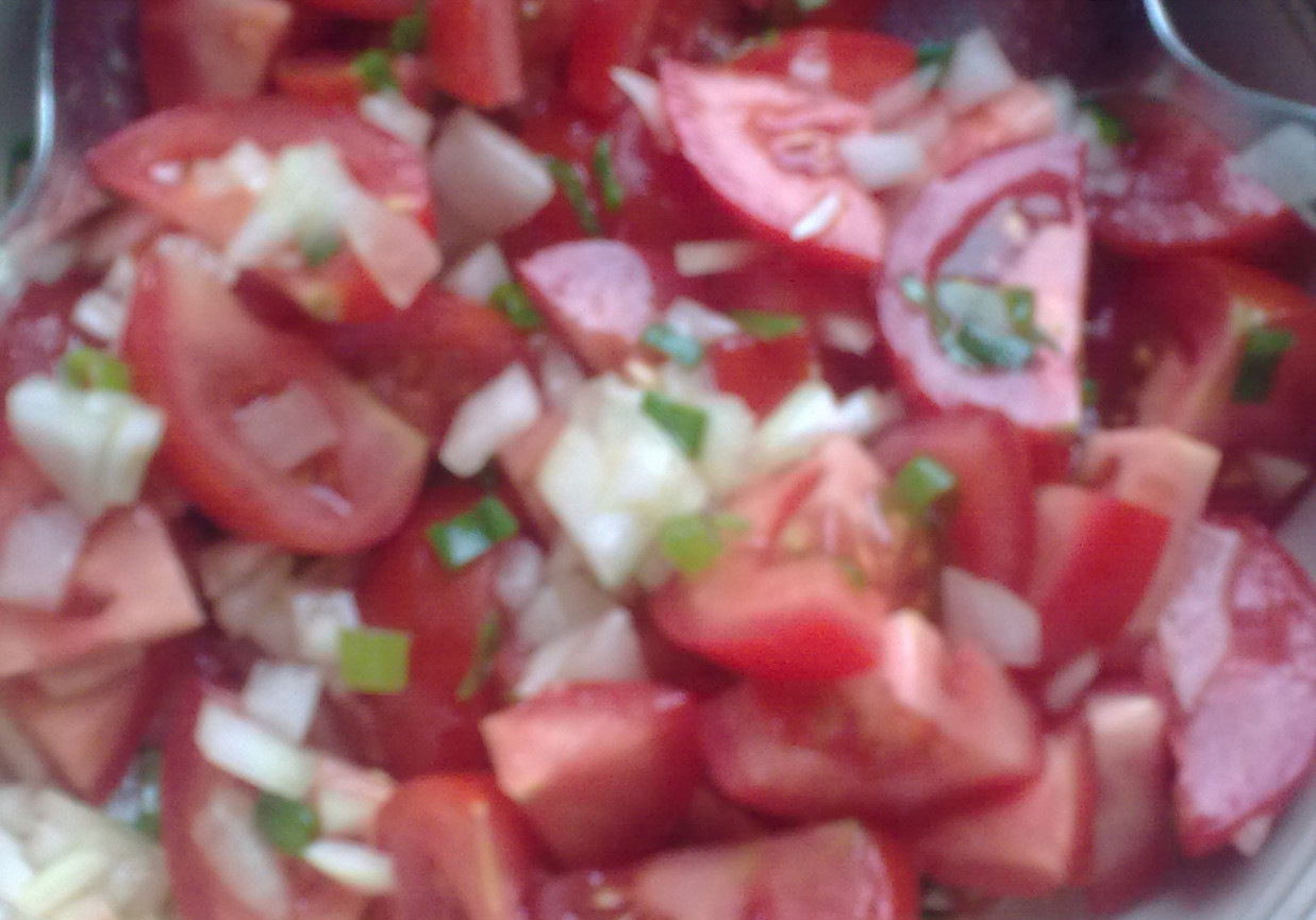 Sałatka z pomidorków koktajlowych i cebulki w sosie balsamicznym foto