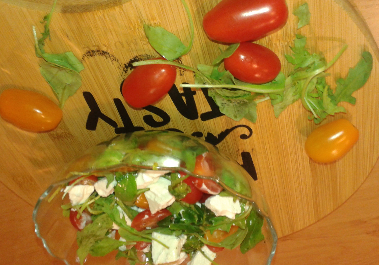 Sałatka z pomidorków,rukoli oraz sera feta  foto
