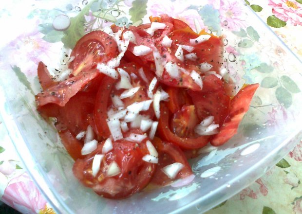 Fotografia przedstawiająca Sałatka z pomidorów do obiadu