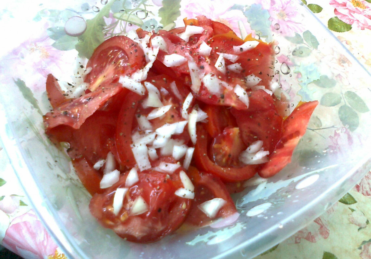 Sałatka z pomidorów do obiadu foto