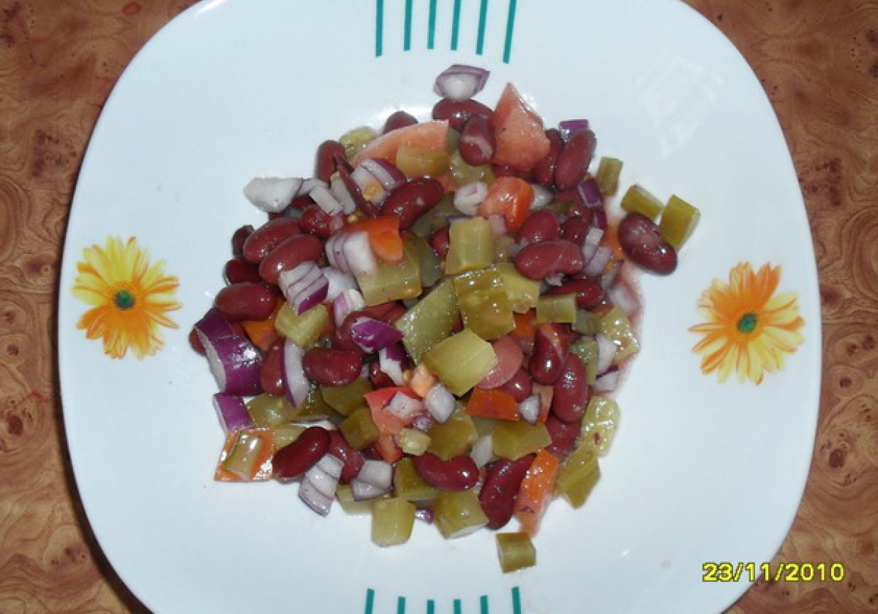 sałatka z pomidorów, fasoli i ogórków foto