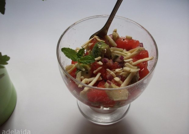 Fotografia przedstawiająca Sałatka z pomidorów i awokado