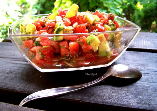 Fotografia przedstawiająca sałątka z pomidorów i awokado