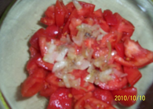 Fotografia przedstawiająca sałatka z pomidorów i cebuli