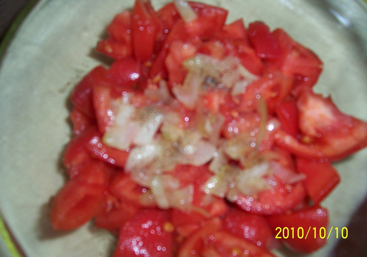 sałatka z pomidorów i cebuli foto