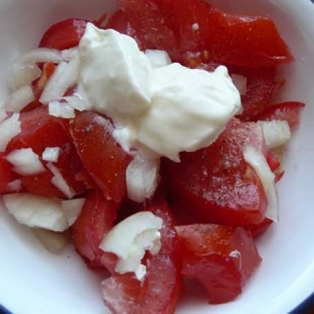 Krok 2 - Sałatka z pomidorów i cebuli foto