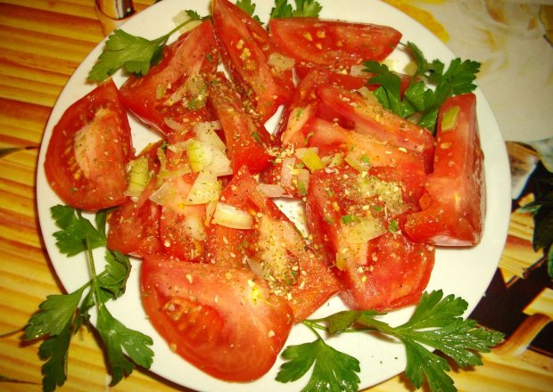 Fotografia przedstawiająca Sałatka z pomidorów i cebuli