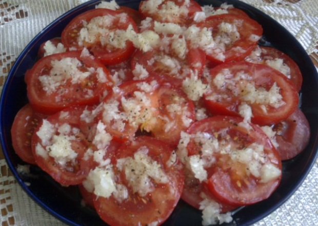 Fotografia przedstawiająca Sałatka z pomidorów i cebuli