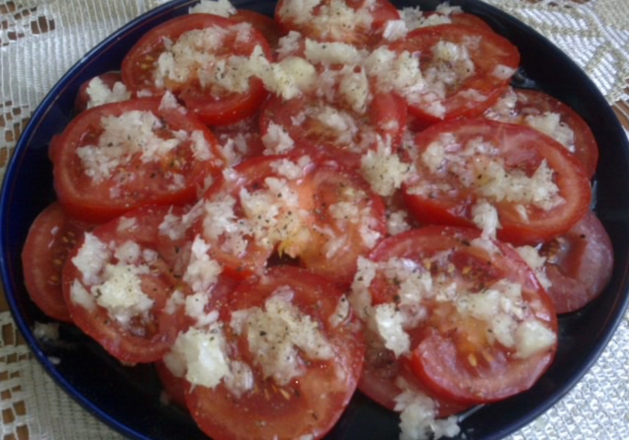 Sałatka z pomidorów i cebuli foto