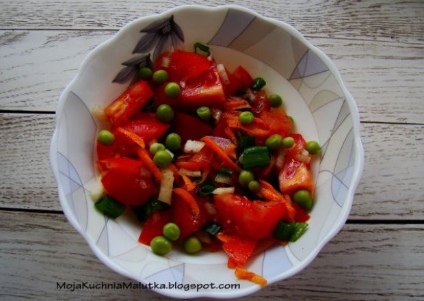 Fotografia przedstawiająca Sałatka z pomidorów i groszku zielonego