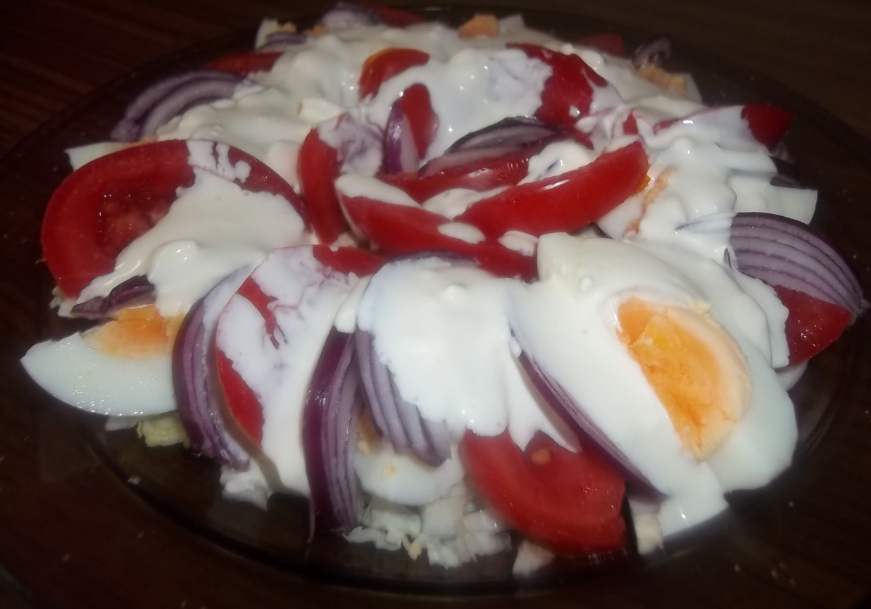Sałatka z pomidorów i jajek foto
