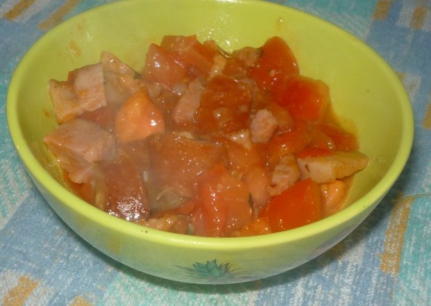 Fotografia przedstawiająca Sałatka z pomidorów i kiełbasy