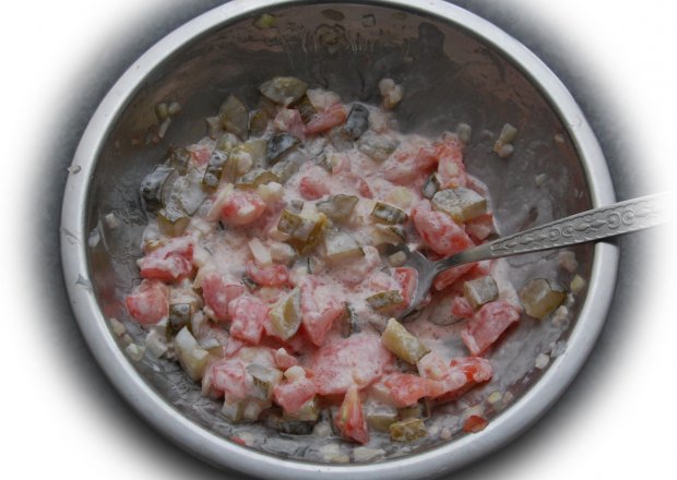 Fotografia przedstawiająca Sałatka z pomidorów i ogórków kiszonych ze śmietaną